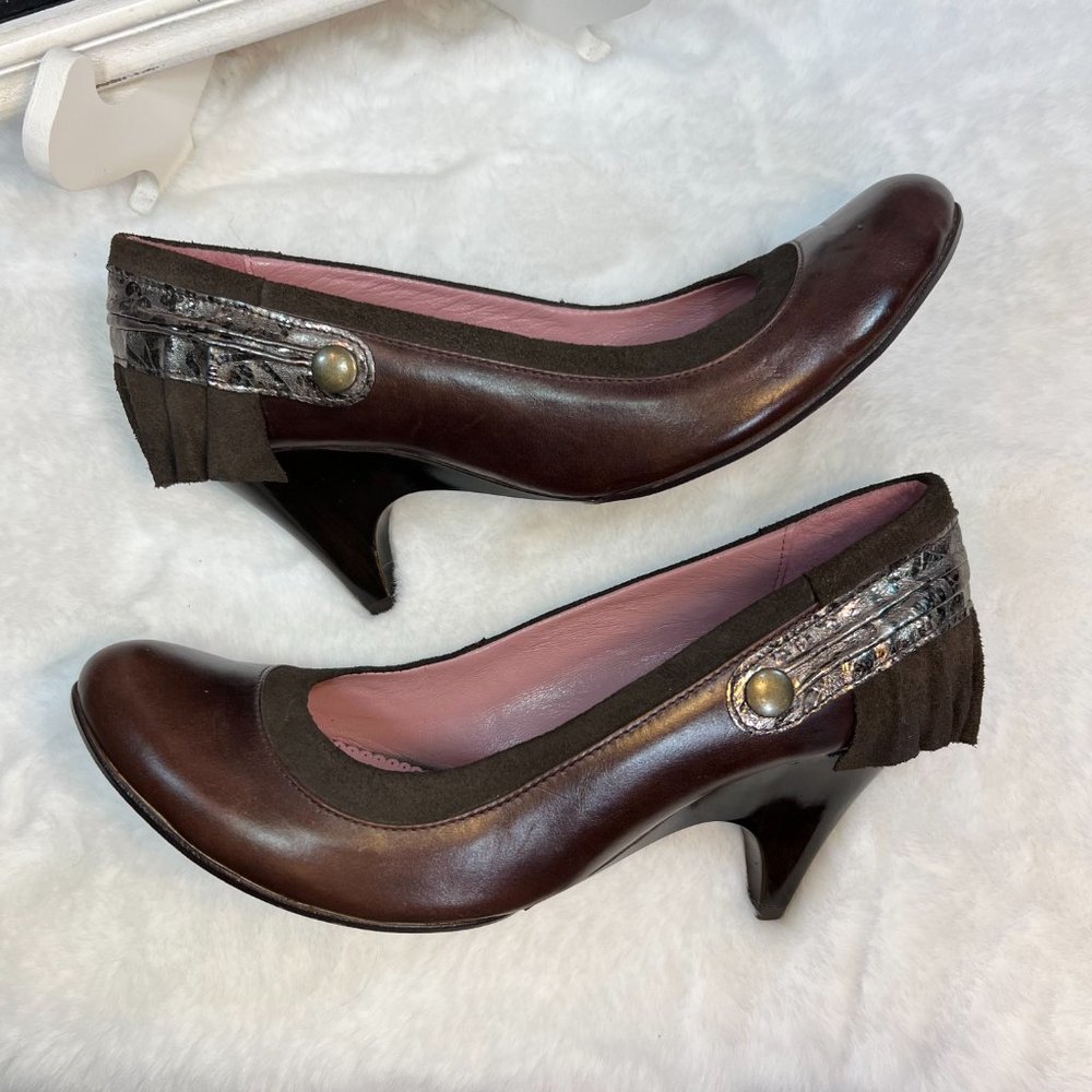 CHANII B Brown Leather w Suede Ruffle Trim and Gold Accent Heels- 7.5